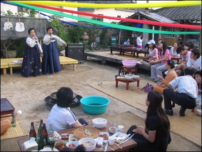 단오날 흥겨운 민요 한자락 뽑아 내고 있는 두 할머니들. 경기민요를 배우는 분들이라고 했다. 이 분들에게 도솔마을 단오축제는 데뷔무대인 셈. 